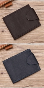 Details von dunkelbraunen und dunkelblauen Ledergeldbörsen mit feiner Narbung und Klappen-Design