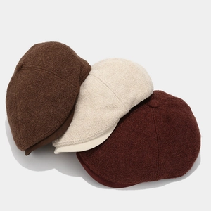 Britische Vintage Schirmmützen in Kaffee, Beige und Karamell aus flauschigem Bouclé-Wollstoff
