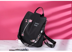 Detail der Stickerei auf schwarzem wasserdichtem Oxford-Rucksack mit Ethno-Blumen