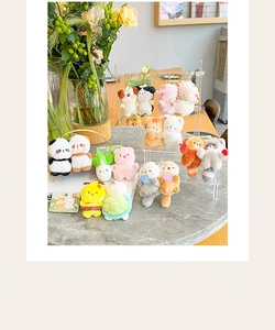 Detailed display of various cute magnetic animal plush keychains for couples or friends.