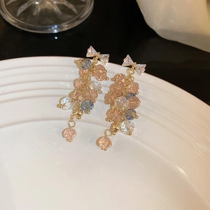 Boucles d'oreilles nœud en cristal rose et bleu avec finition dorée sur plateau