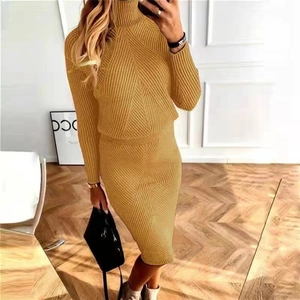 Dettaglio del set in maglia senape con maglione a collo alto e trama gonna a tubino