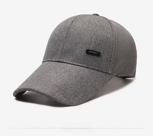 Détail de la casquette de baseball gris foncé avec logo Sport et visière large courbée