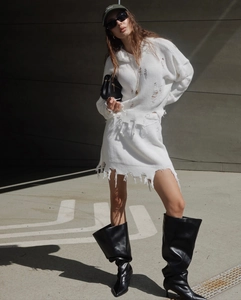 Détail d'un ensemble en tricot blanc effet vieilli avec sweat à capuche et mini jupe