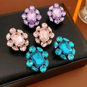 Macro de boucles d'oreilles flocon vintage avec cristaux en violet, rose et bleu