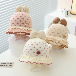 Gestrickte Baby-Wintermützen mit Schleife und Spitze in Rosa, Beige und Khaki