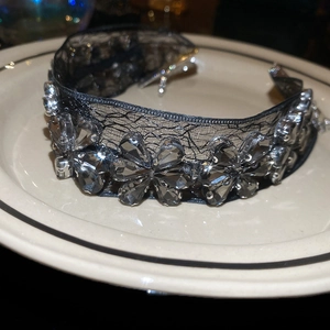 Choker en dentelle sombre avec fleurs en cristal gris en forme de goutte et chaîne