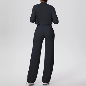 Vue arrière de la veste zippée noire extensible et du pantalon de yoga large