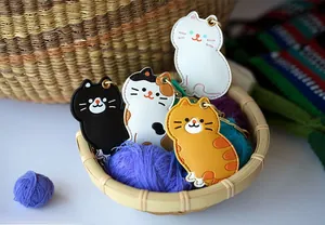Vue détaillée de quatre adorables porte-cartes chat en cuir avec porte-clés dorés