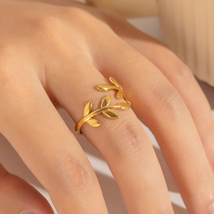 Bague ouverte élégante en acier inoxydable plaqué or 18K avec motif de feuilles