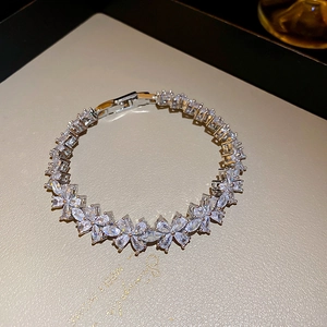 Vue détaillée du bracelet de fleurs en zircon étincelant avec finition argentée élégante
