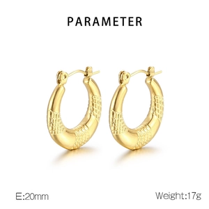 Detail of 20mm gold U-shaped snake texture earrings with weight and size specifications