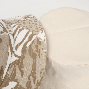 Detail eines wendbaren Fischerhuts mit Leopardenmuster und beigem Canvas mit Steppnähten