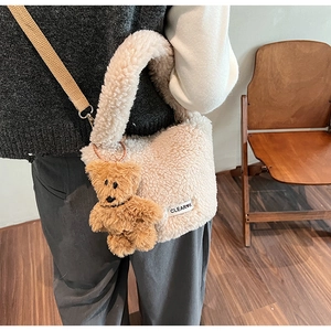 Détail du sac seau en peluche crème avec poignée anneau et pendentif ourson doux