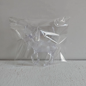 Vue détaillée d'une décoration de Noël en renne acrylique clair dans son emballage