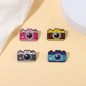 Set di quattro spille colorate a forma di macchina fotografica retrò in vari colori