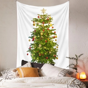 Dettaglio di un arazzo con albero di Natale appeso alla parete di una camera da letto