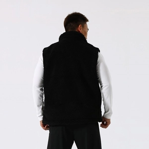 Vista posteriore del gilet in pile sherpa nero con trama spessa e collo a lupetto