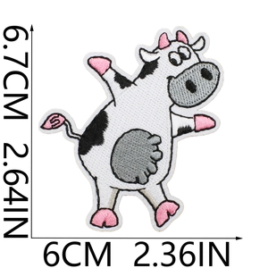 Dettaglio della toppa ricamata mucca cartoon con dimensioni 6,7x6cm e trama fine