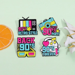 Lot de quatre pin's émaillés style rétro des années 90 avec motifs TV et appareil photo