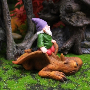 Garten-Zwerg auf schlafendem Drachen aus Harz für fantasievolle Außendekoration