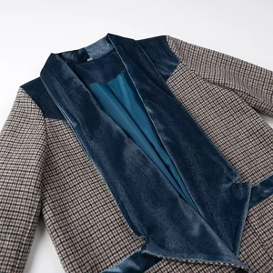 Cappotto in lana pied de poule marrone con revers in velluto blu e stile vintage retrò
