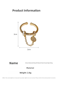 Detailsicht des Zirkonia-Rings mit Emaille-Akzenten und Kettenquasten-Anhänger