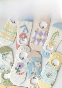 Gros plan de chaussettes invisibles en résille à motif tulipe et silicone antidérapant
