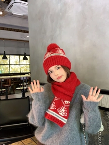 Dettaglio del berretto rosso Fair Isle con paraorecchie e sciarpa coordinata