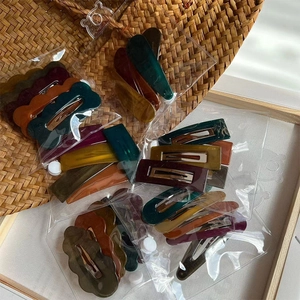 Retro jelly texture wavy hair clip set in dark earthy tones for women