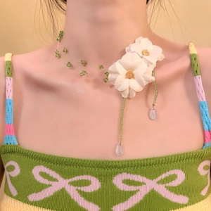 Elegante collana girocollo con fiori in tessuto, perline verdi e gocce di vetro per donne