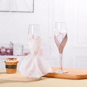 Set flauti da champagne per matrimonio con decorazione abito sposa e sposo
