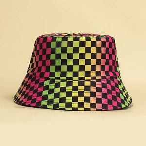 Vue détaillée du motif en damier arc-en-ciel coloré sur le tissu du chapeau bob tendance