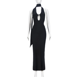Détail de la robe maxi dos nu à licou noire avec découpe poitrine et écharpe assortie