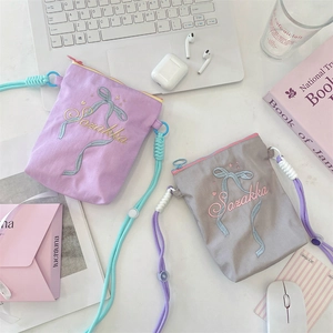 Vue détaillée de sacs en toile avec broderie nœud et cordons tissés multicolores