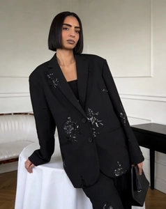 Detailansicht Damen Oversize-Blazer in Schwarz mit edler Blumen-Pailletten-Stickerei