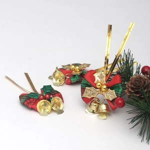 Détail de nœuds écossais rouges et verts avec clochettes dorées et attaches en fil