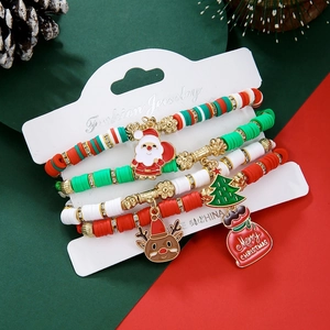 Vue détaillée du set de 4 bracelets de Noël avec breloques Père Noël et renne