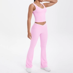 Détail de l'ensemble de yoga rose avec taille en V croisée et finitions blanches contrastées