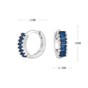 Détail de boucles d'oreilles en argent S925 avec zircones bleues et dimensions précises