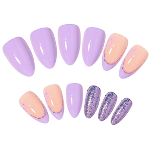 Faux ongles lavande pailletés et motifs floraux de forme longue et pointue