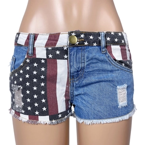 Dettaglio degli shorts in denim patchwork bandiera americana con bordi sfrangiati