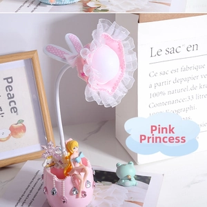 Dettaglio lampada da comodino floreale rosa con paralume in pizzo e bambola principessa