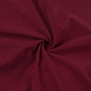 Dettaglio macro del tessuto rosso vino con glitter argento per abiti estivi sexy