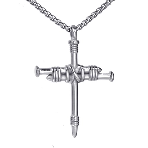Collier avec pendentif croix en clous en acier titane argenté au style punk vintage