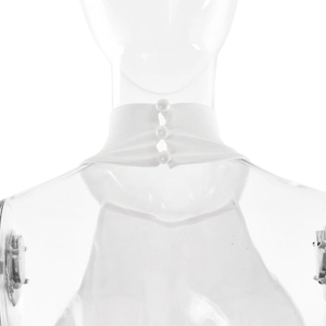 Detail der hohen Kragenrückseite mit Dreiknopfverschluss an einem weißen Satin-Jumpsuit