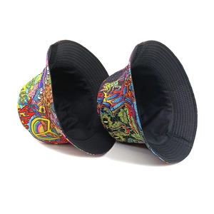 Chapeau bob réversible avec imprimé graffiti psychédélique et doublure noire de protection
