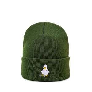 Gros plan du bonnet en tricot vert foncé avec broderie détaillée d'un canard sur skateboard