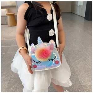 Bambino che indossa una borsa a tracolla olografica a unicorno con pompon arcobaleno