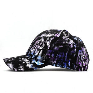 Schwarze Streetstyle Baseballkappe mit blauem und violettem Graffiti-Print auf weißem Grund
